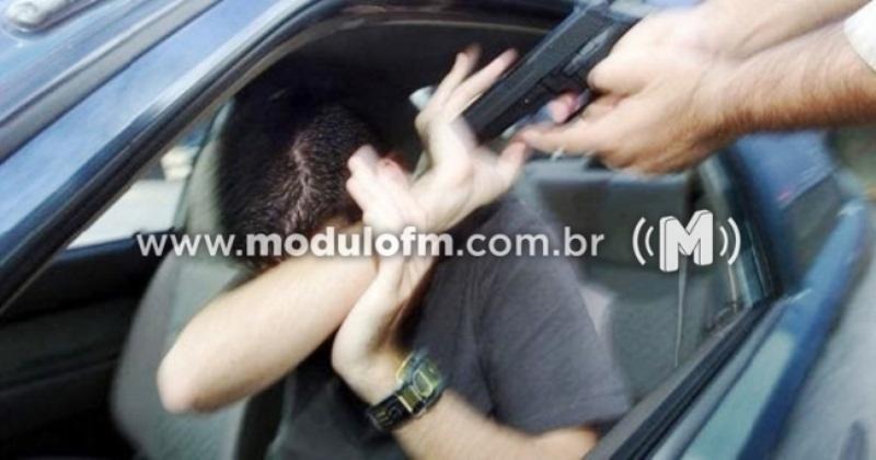 Bandidos roubam carro e fazem proprietário de refém