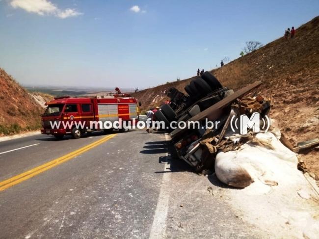 Caminhão tomba na curva da morte e motorista ferido...