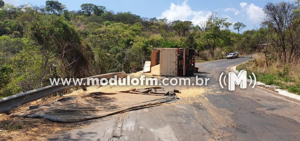 Imagem 1 do post Carreta carregada com milho tomba e carga fica espalhada na MG-188