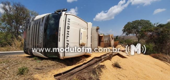 Carreta carregada com milho tomba e carga fica espalhada na MG-188