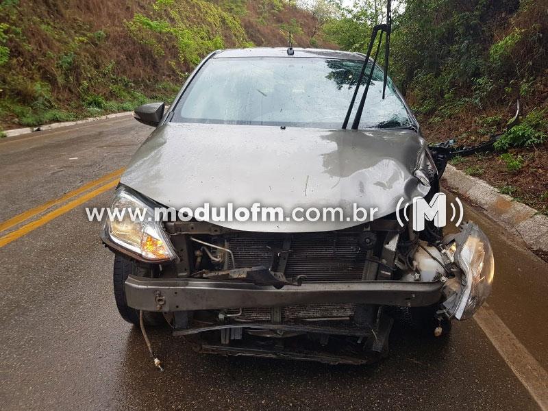 Carro sai da pista e bate em barranco