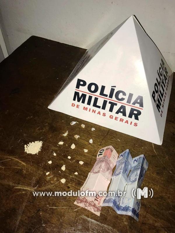 Dois homens são presos suspeitos de traficar drogas na praça da Igreja São José em Patrocínio