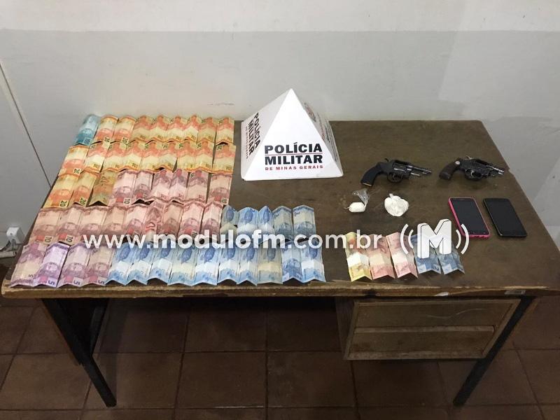 Duas pessoas são presas suspeitas de traficar drogas próximo...