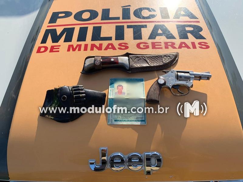 Homem armado com faca e revólver é preso pela...