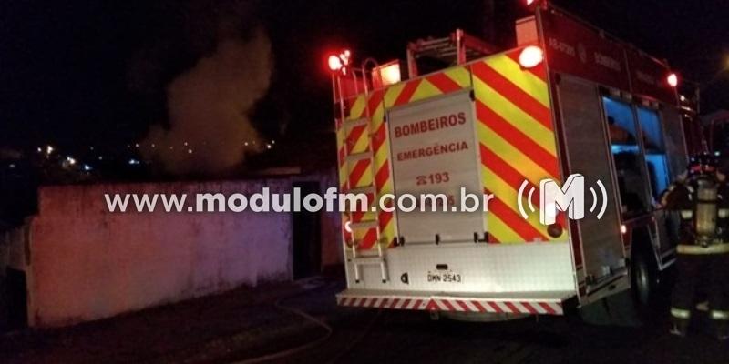 Homem coloca fogo na própria residência