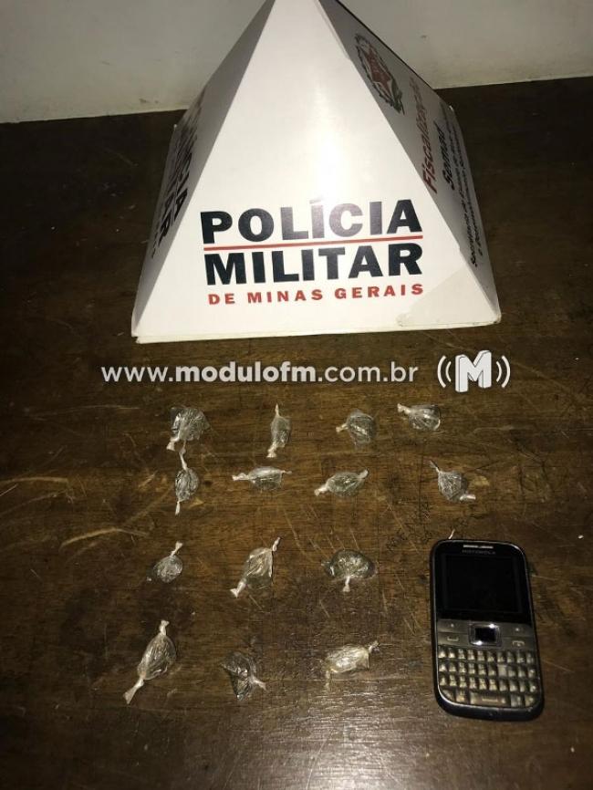 Homem é preso com 14 buchas de maconha