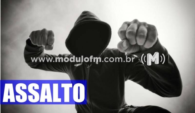 Idosa de 70 anos é assaltada e agredida e...
