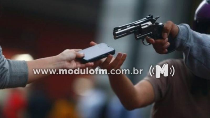 Jovem é assaltado enquanto caminhava no Centro de Patrocínio