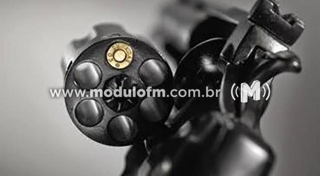 Jovem é baleado ao 'brincar' de roleta-russa