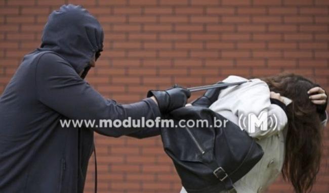 Mulher tem celular roubado em frente a sua residência