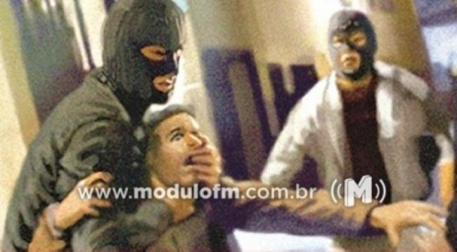 Residência é invadida por criminosos que levam pertences e...