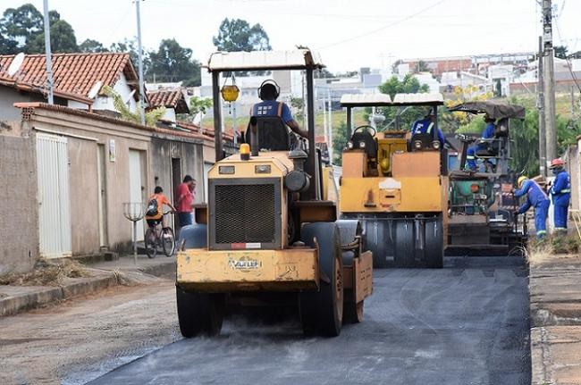 Secretaria de Obras realiza recapeamento de ruas no bairro...