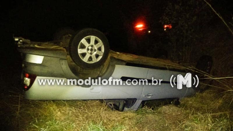 Veículo capota após motorista se assustar e passageira fica...