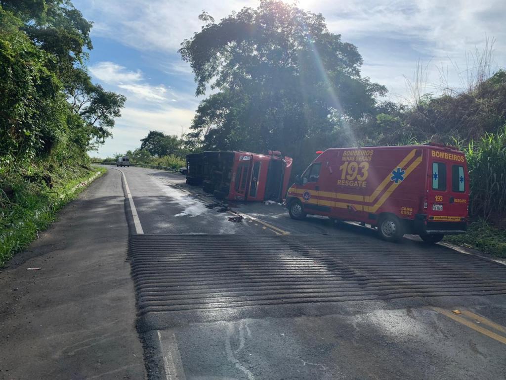 Imagem 1 do post Caminhoneiro fica ferido após tombar carreta na MG-187, em Salitre de Minas
