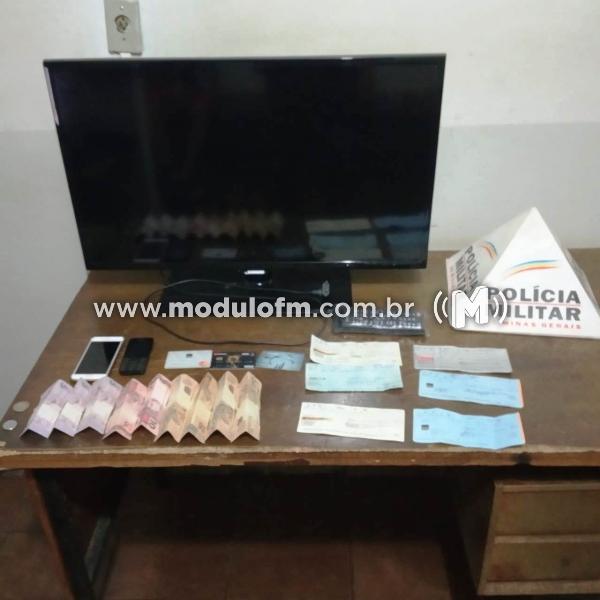 Homem acusado de comprar mercadorias com cheques falsificados é...