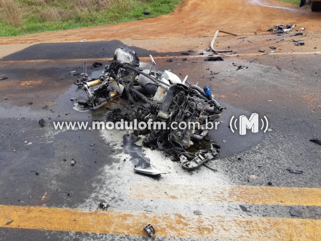 Imagem 2 do post Motociclista morre após colisão com caminhão e moto pega fogo na BR-365