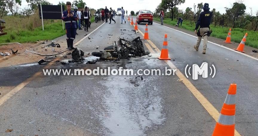 Imagem 5 do post Motociclista morre após colisão com caminhão e moto pega fogo na BR-365