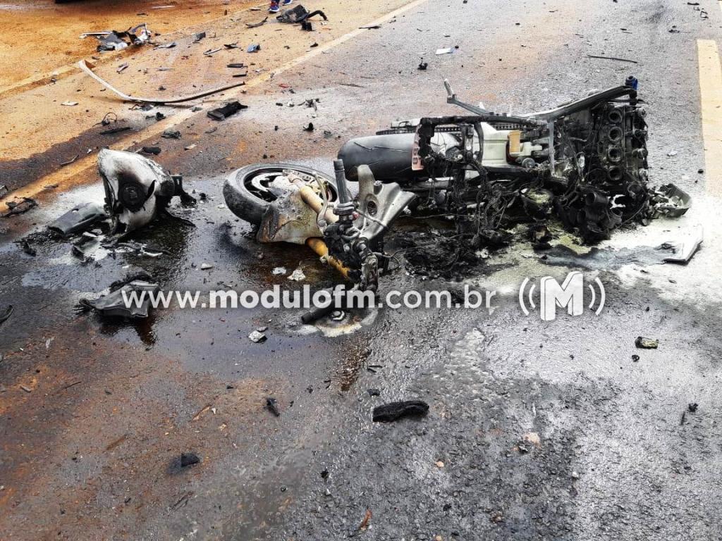 Imagem 1 do post Motociclista morre após colisão com caminhão e moto pega fogo na BR-365
