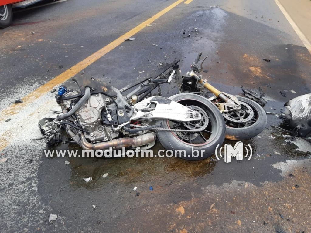 Imagem 4 do post Motociclista morre após colisão com caminhão e moto pega fogo na BR-365