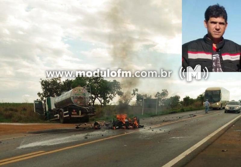Motociclista morre após colisão com caminhão e moto pega fogo na BR-365