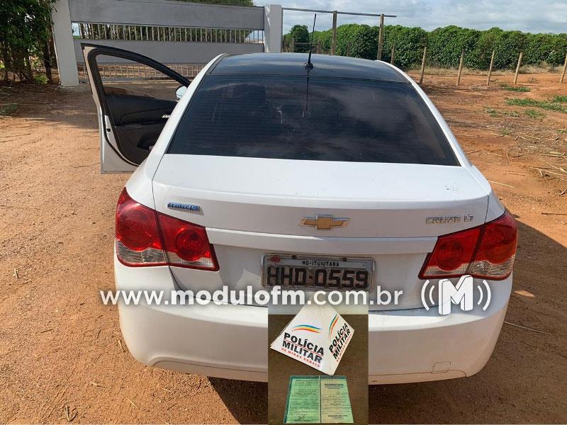 Mulher é presa dirigindo veículo com documento falso em Patrocínio
