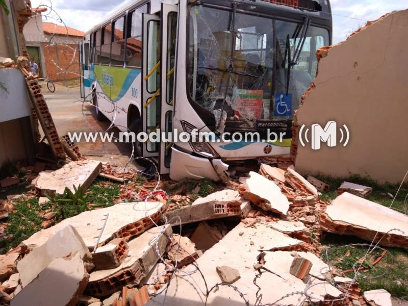 Ônibus invade residência no bairro Jardim Sul
