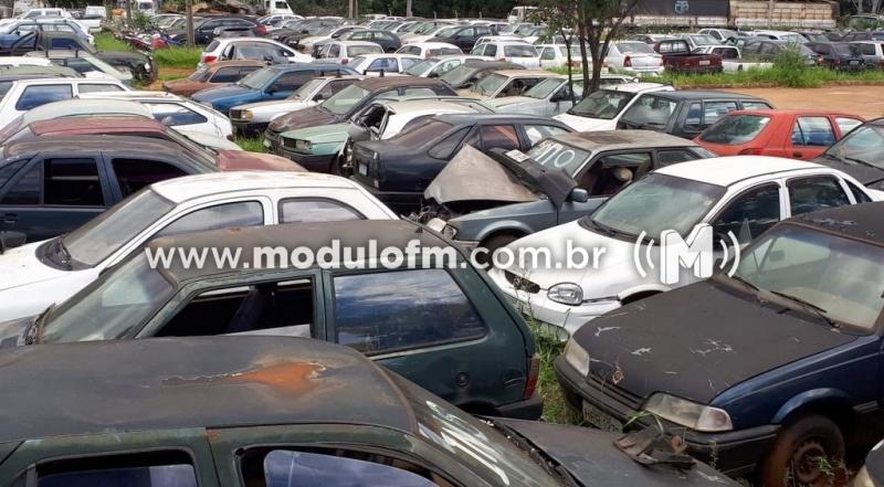 Pátio  credenciado do Detran é invadido e veículos...