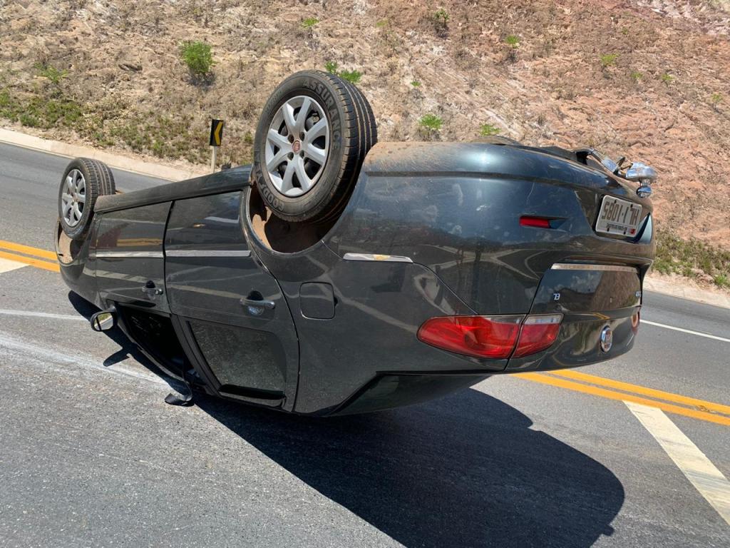 Imagem 2 do post Veículo capota e motorista fica ferido na BR-146 em Serra do Salitre