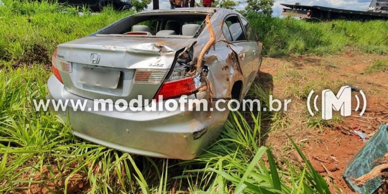 Buraco na pista causa acidente com veículo na MGC-462 em Patrocínio