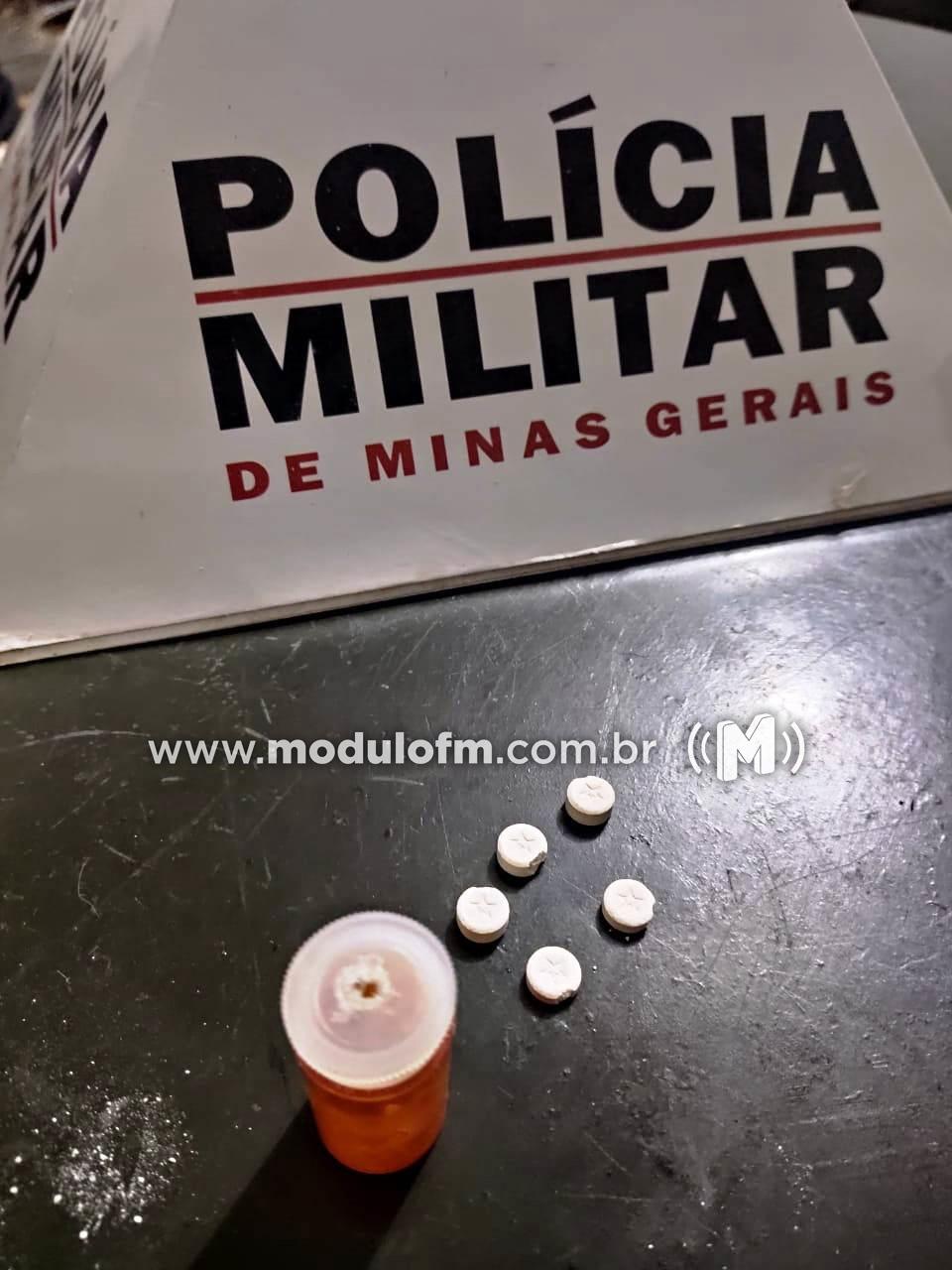 Caminhoneiro é flagrado com placa do veículo tampada é preso portando comprimidos de ecstasy