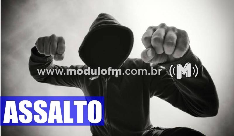 Criminoso encapuzado invade casa e agride idosa de 77 anos