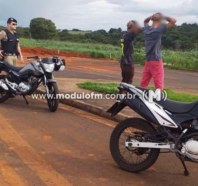 Dois Jovens fazem manobras perigosas com motos e acabam presos