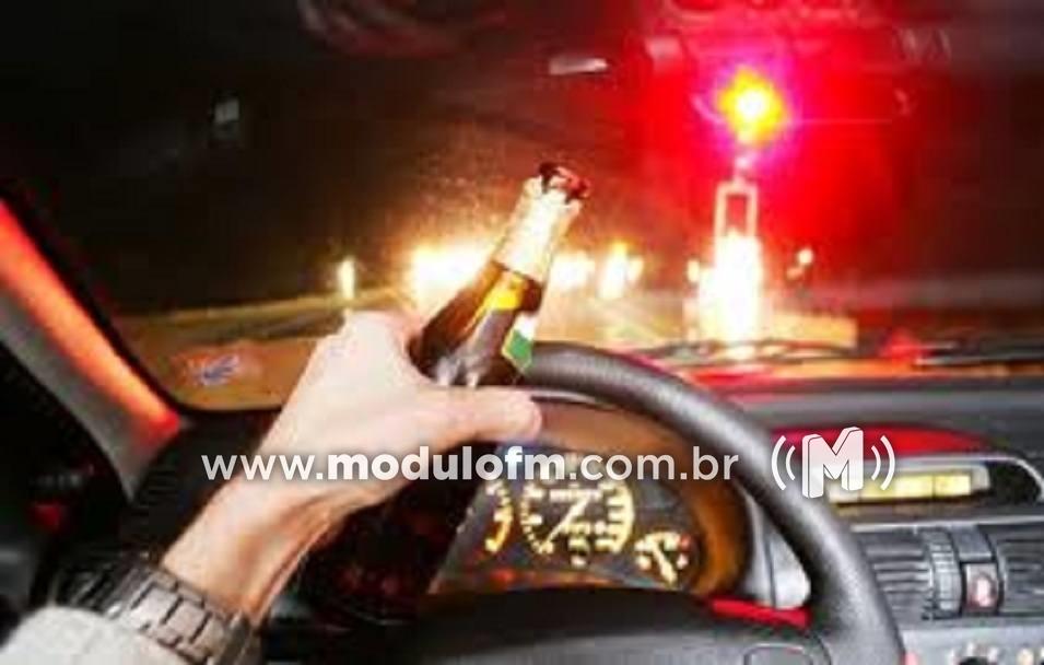 Homem é preso por dirigir embriagado após colidir em veículo parado