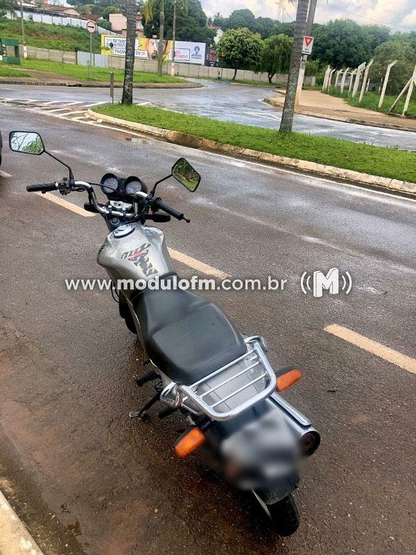 Homem em liberdade condicional é preso após ser visto empurrando moto furtada