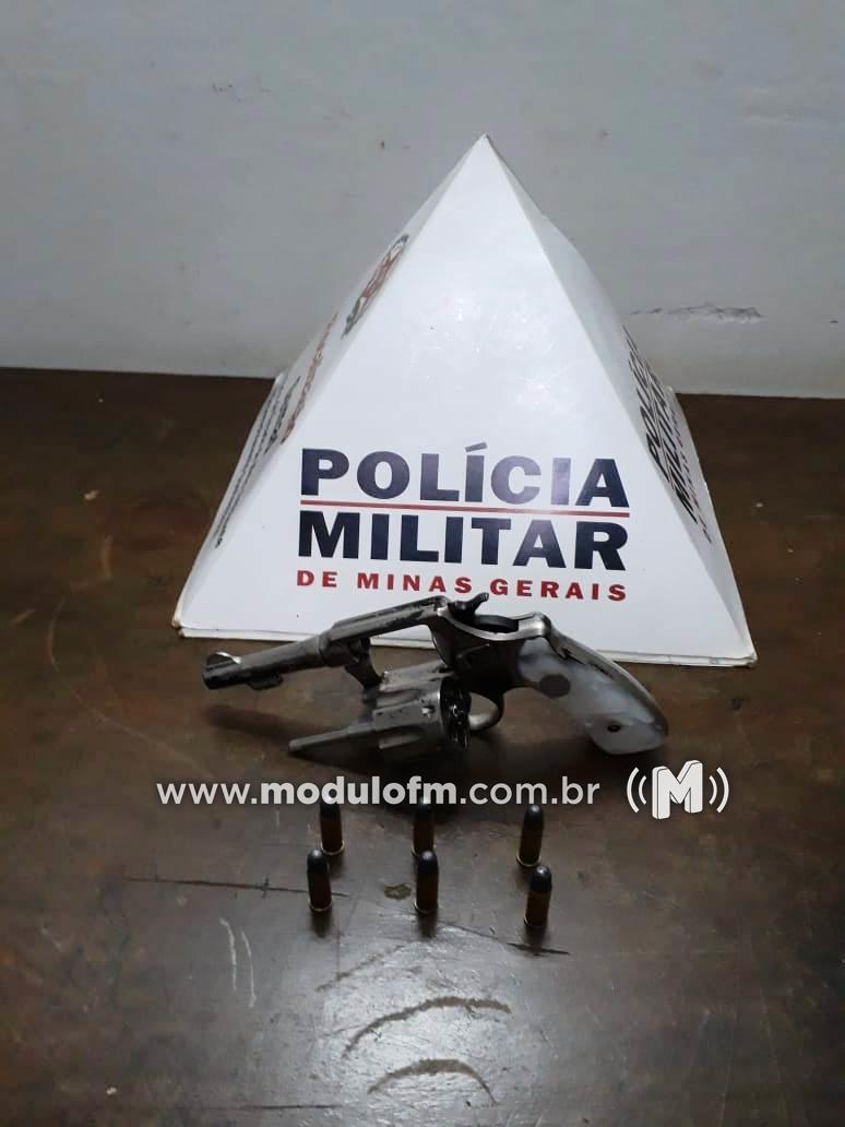 Homem foragido da justiça é preso portando arma de fogo