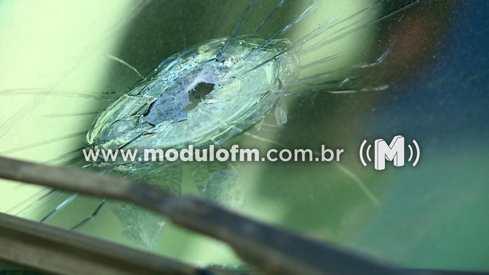 Idosa tem carro atingido por tiros durante tentativa de...