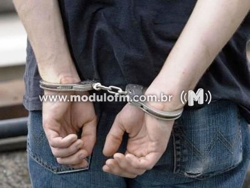 Menor é apreendido após polícia encontrar droga escondida em fraldas de bebê
