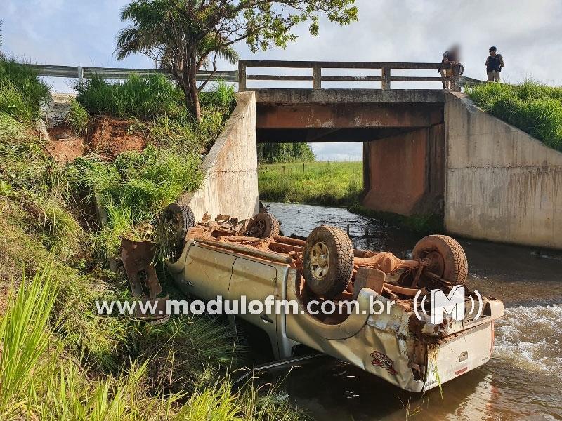 Motorista perde controle da direção, capota cai dentro de rio e foge sem prestar socorro as vítimas em Serra do Salitre