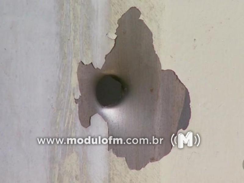Residência tem portão cravado de balas durante madrugada e autor é preso pela PM