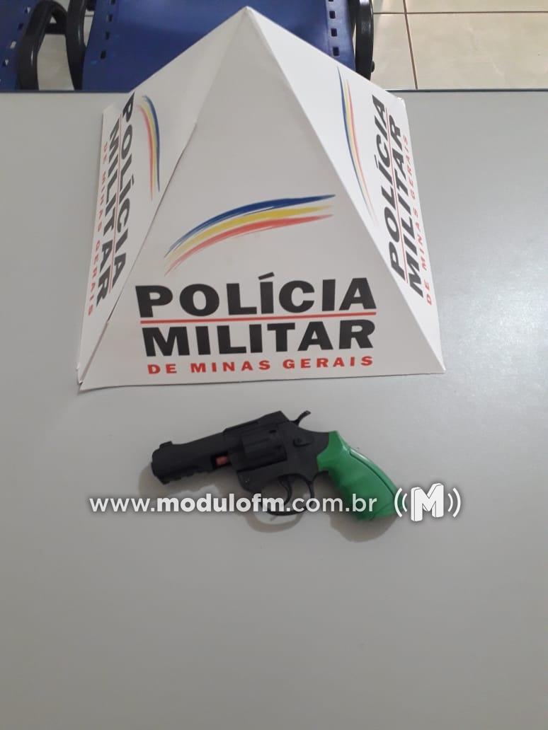 Adolescente é apreendido com réplica de arma de fogo