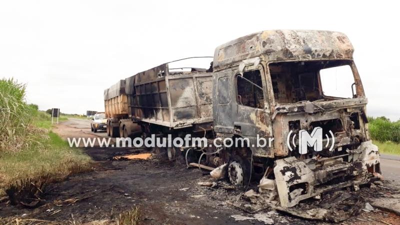 Bitrem carregado de milho pega fogo e fica destruído...