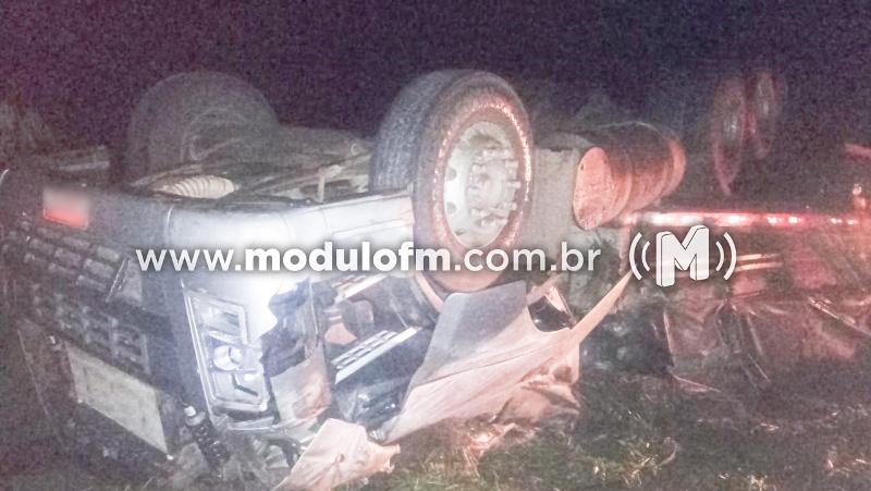 Carreta carregada com MDF tomba no trevo na BR-146 com MG-187 em Serra do Salitre