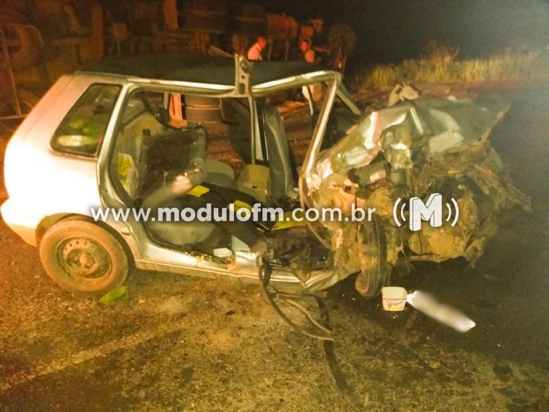Colisão entre carreta bitrem e veículo deixa mulher presas às ferragens na MGC-462