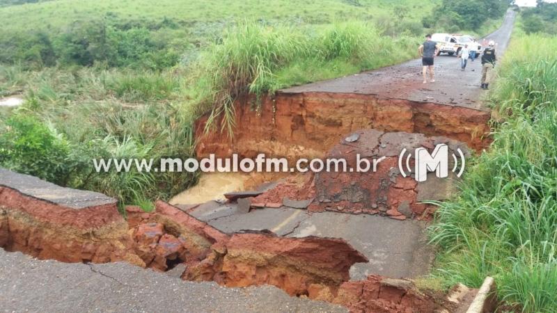 Cratera em estrada isola moradores de Guimarânia e Cruzeiro da Fortaleza