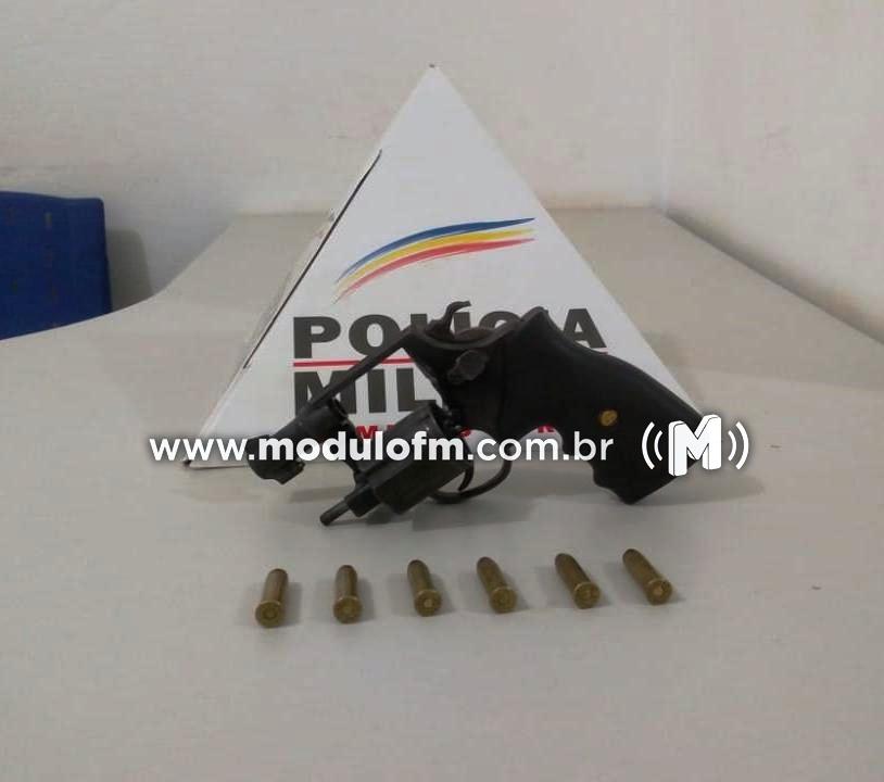 Dois homens são presos depois de exibirem arma de fogo em via pública