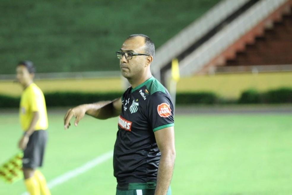 Empate com CAP faz técnico do Uberlândia cair