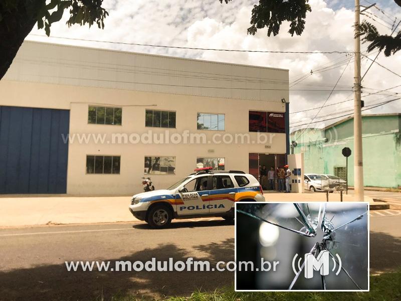 Corretora tem porta cravada a balas em Patrocínio