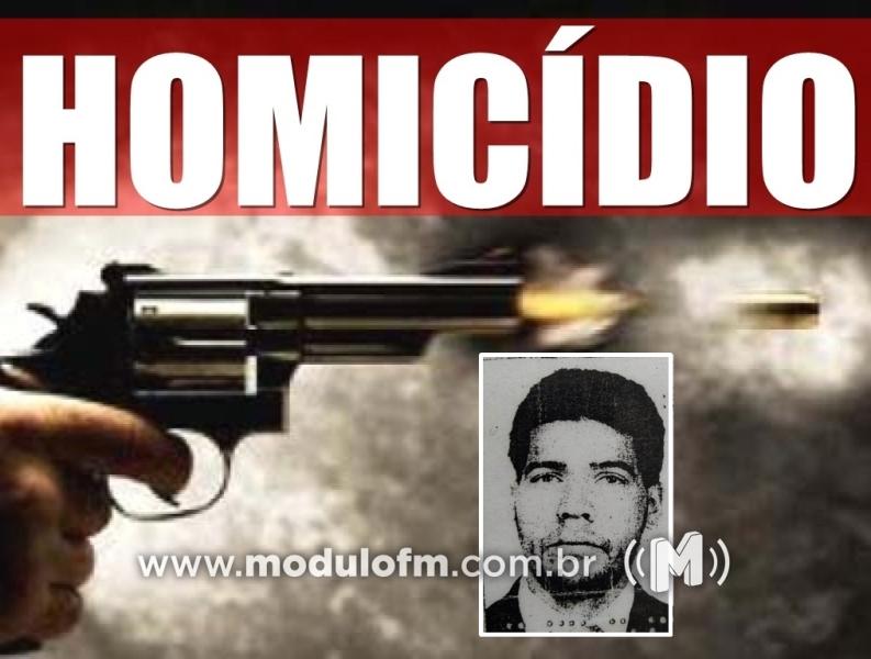 Homem é chamado na porta de casa e morto a tiros em Celso Bueno