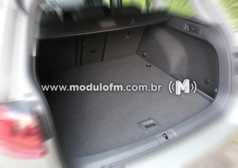 Homem invade carro para roubar, mas acaba dormindo dentro...