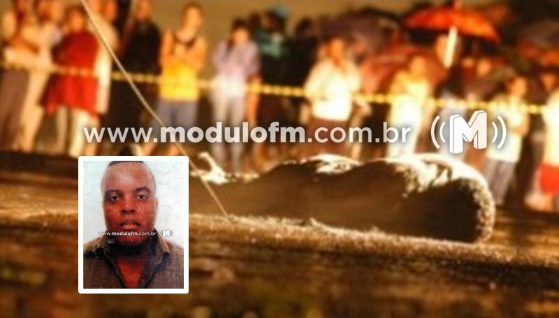 Homem morre eletrocutado ao tocar em refletor de propriedade...